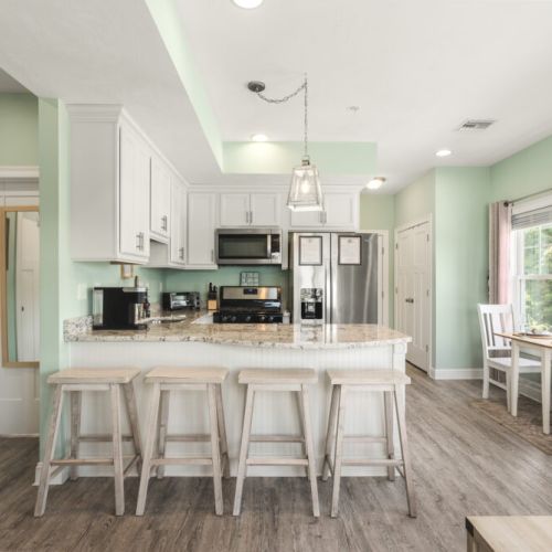 Kitchen | seating for 4 at the island, seating for 2 at the table