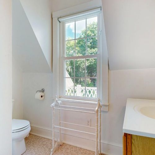 Full bath | 2nd floor