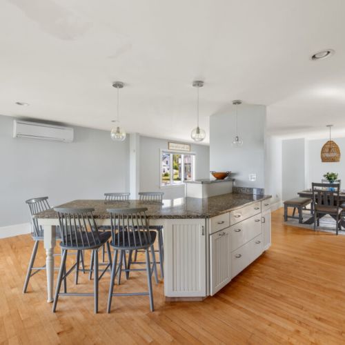 Bar seating for 5 at island | kitchen