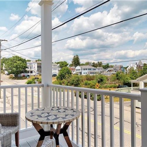 Balcony with bistro seating