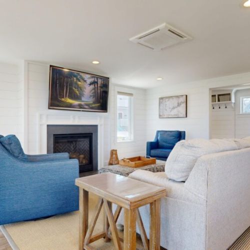 Cozy living space | ample seating | coffee table