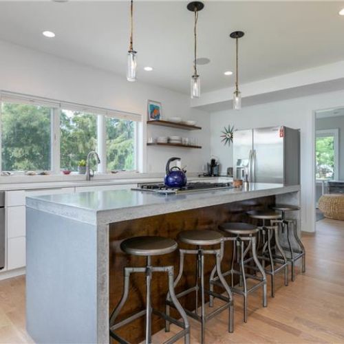 Spacious modern kitchen | great lighting