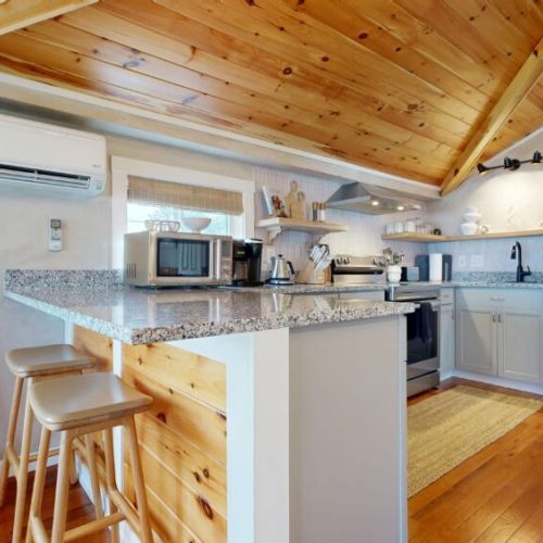Fully stocked kitchen!