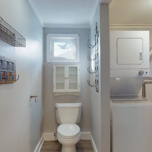 Full bathroom| washer&dryer