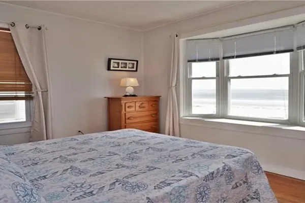 Area Guide 17 Sandy beach at port