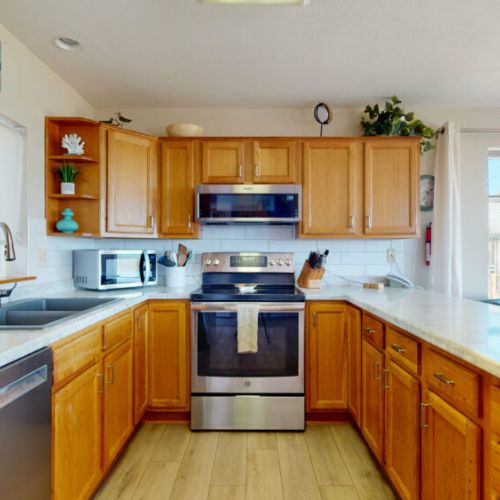 Stainless steel appliances | ample counter space