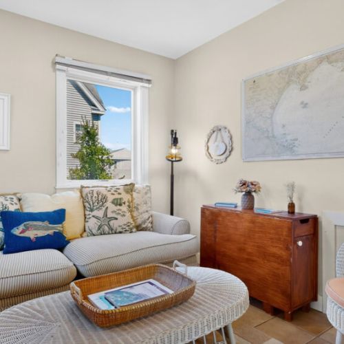 Extra room | sitting area