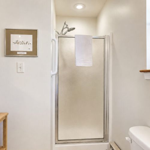 Full bath | 2nd floor
