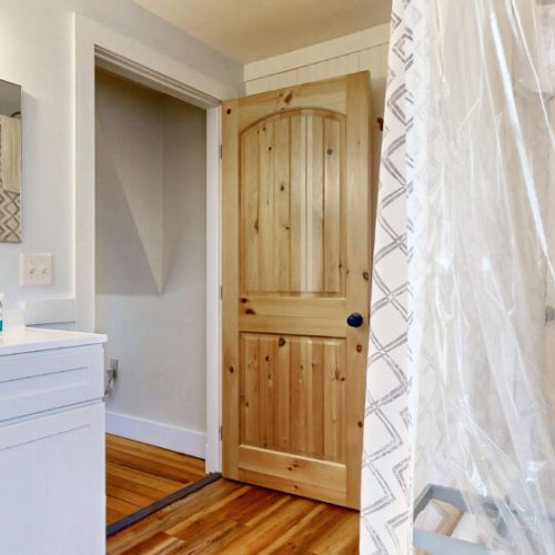 Full bath | 2nd floor