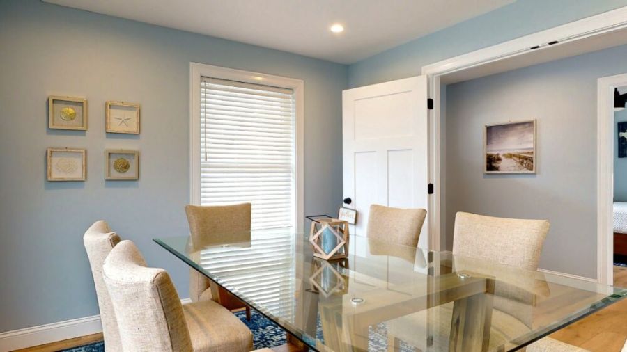 Gorgeous dining table for six