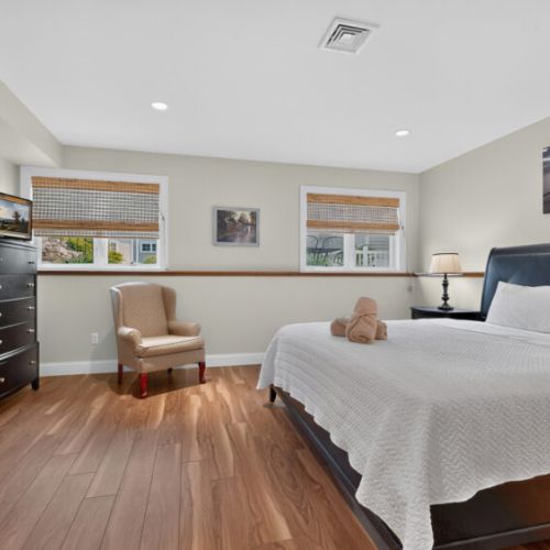 Bottom floor | queen bed