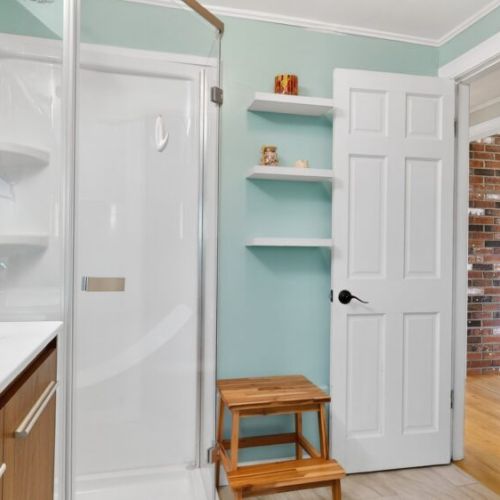 Full bath | 1st floor