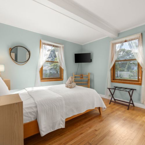 First floor bedroom | queen bed | smart tv | ac