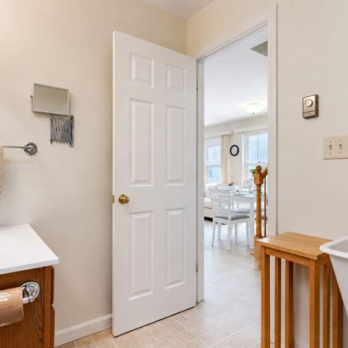 Full bath | 1st floor
