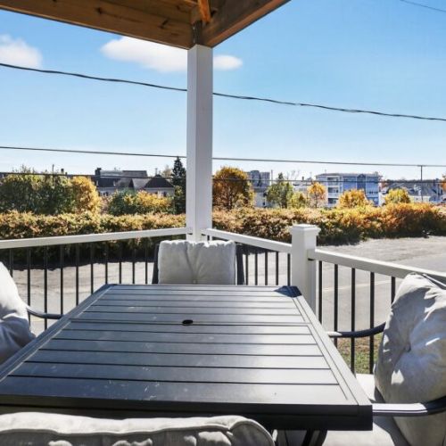 Outdoor dining for 4