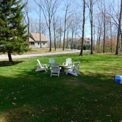 Fire pit| large yard| cornhole