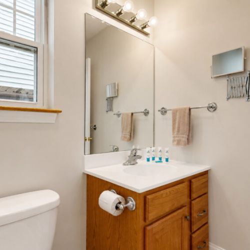 Full bath | 1st floor