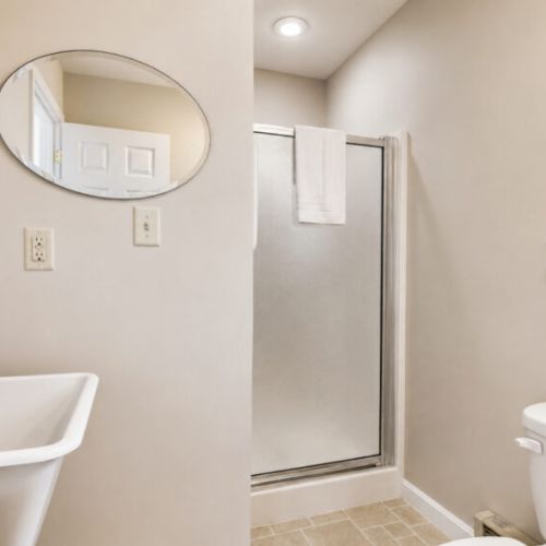 Full bath | 1st floor
