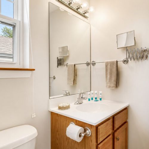 Full bath | 2nd floor
