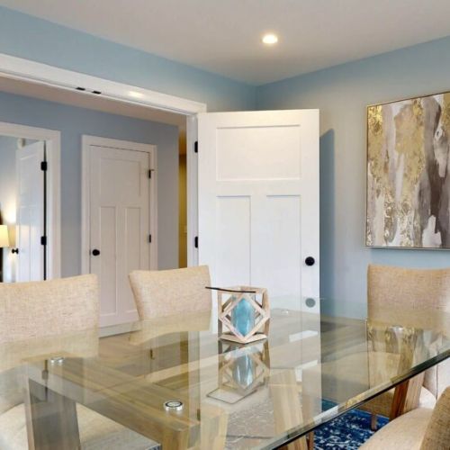 Dining room to the right of entrance| seating for 6