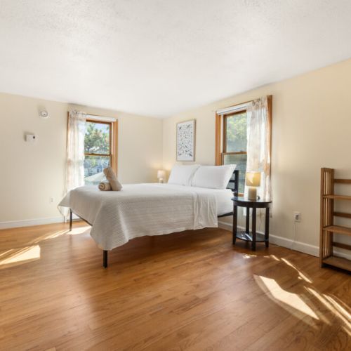 Second floor 3rd bedroom| queen bed | ac available