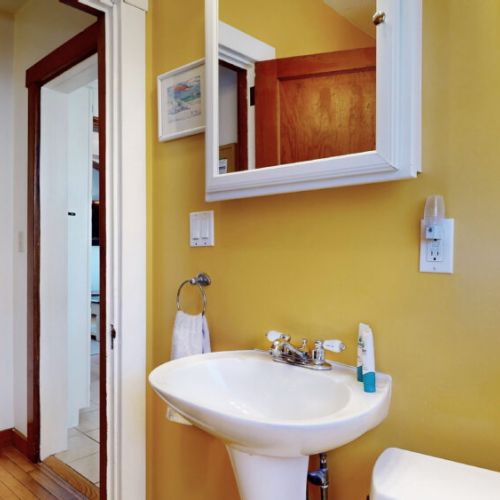 Full bath | 1st floor