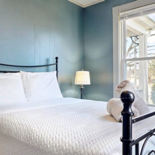 First floor bedroom | queen bed