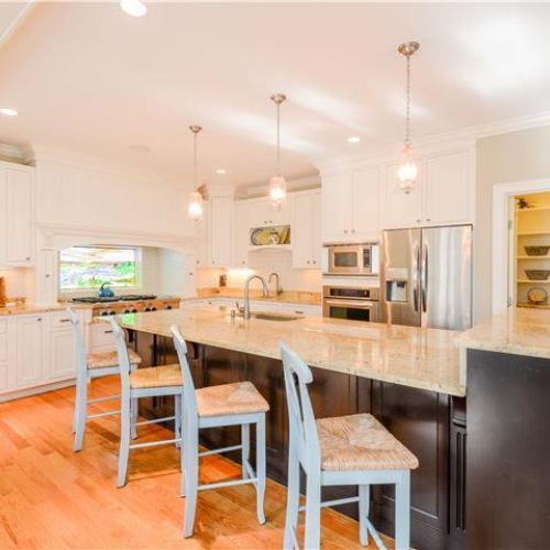 Breakfast bar in kitchen