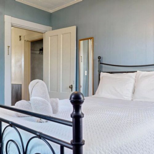 Bedroom | first floor | queen bed