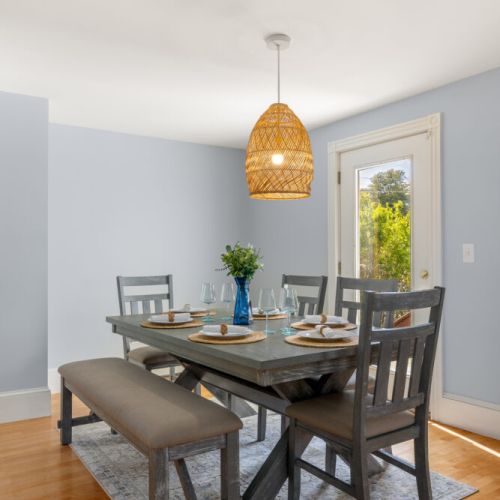 Seating for up to 6 with bench for 2