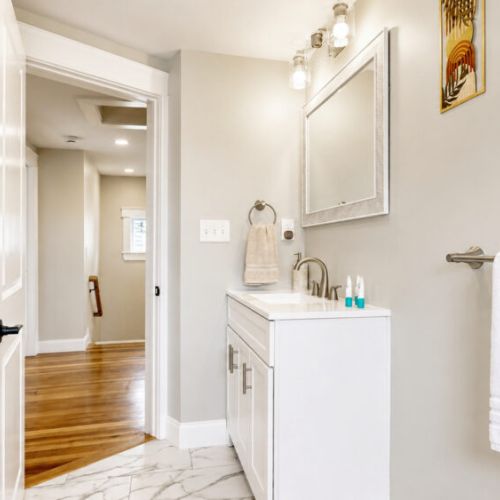 Full bath | 2nd floor