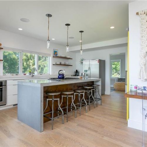 Breakfast bar for 5 | concrete countertops