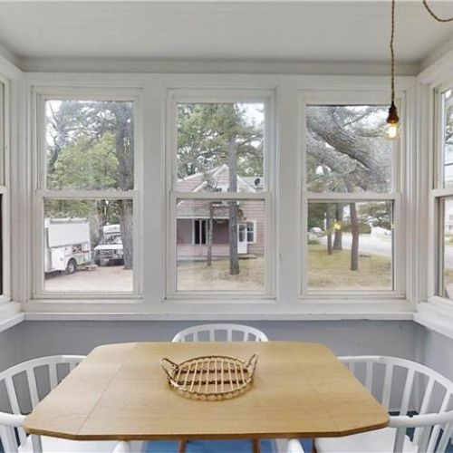 Sunroom with table & chairs