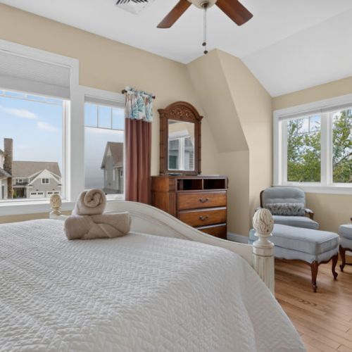 Queen bed | lounge area