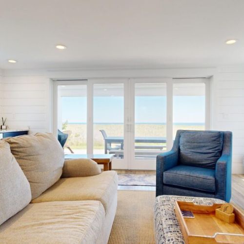First-floor seating | mini fridge