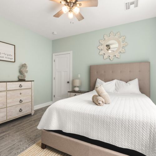 Primary bedroom | queen bed